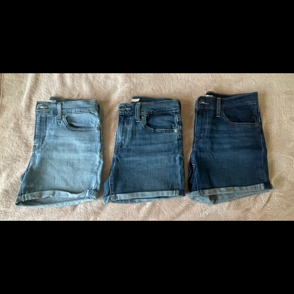 Levi’s size 28 mid length shorts.